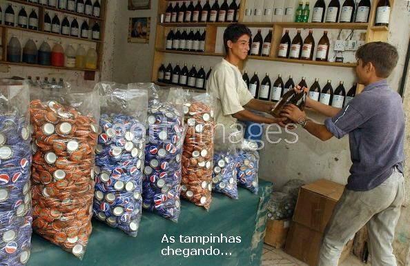 Tampinhas chegando na parada. Isso não tá cheirando bem...