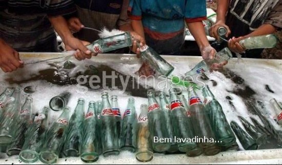 Uia, lavando garrafinhas de Pepsi...